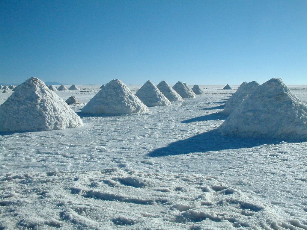 17-Salt extraction on the Salar de Uyuni.jpg - Salt extraction on the Salar de Uyuni